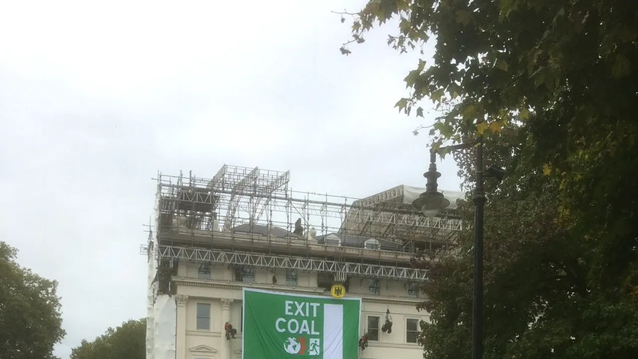 Activişti Greenpeace au escaladat, în semn de protest, clădirea Ambasadei Germaniei la Londra 