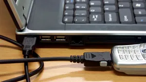 Cât de periculoase sunt telefoanele mobile şi calculatoarele. Medic: Folosirea excesivă duce la amputare afectivă