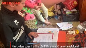 Şcoala online, pe apucate. Povestea lui Nicolae: face lecţii doar când îi împrumută un vecin telefonul
