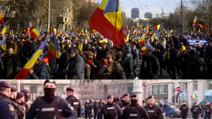 Incidente între susţinătorii lui Georgescu şi jandarmi în Piaţa Victoriei. Protestatarii forţează cordoanele şi au aruncat cu petarde şi obiecte în forţele de ordine