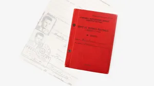 Carnetul de partid al dictatorului Nicolae Ceauşescu, vândut la Artmark, va fi donat unui muzeu