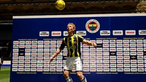 Dirk Kuyt părăseşte Fenerbahce la finalul acestui sezon
