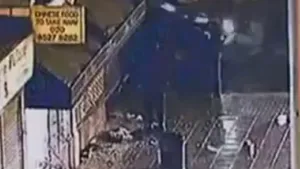 Londra: Doi poliţişti au fost loviţi în plin de o maşină când încercau să prindă un hoţ - VIDEO