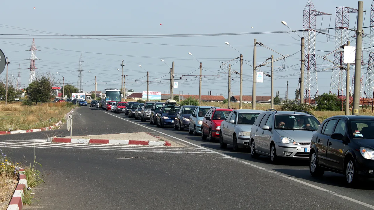 AGLOMERAŢIE la frontiera de vest a României, unde se aşteaptă şi 90 de minute la ieşirea din ţară. 