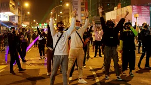 Protestele pentru democraţie din Hong Kong nu s-au oprit nici în ultima zi din an. Mii de persoane au format lanţuri umane pe trotuare - VIDEO