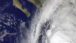 Superuraganul Patricia, retrogradat la furtună de categoria 1 în timp ce traversează Mexicul. Ce pagube a provocat - VIDEO