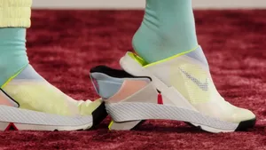 Nike a creat adidaşii care se încalţă fără a fi nevoie de mâini. Iată cum arată