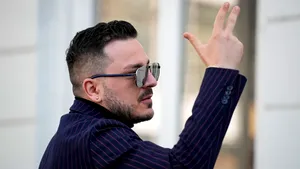 Makaveli, influencer și candidat la Primăria Capitalei, a forțat perimetrul de siguranță ca să filmeze în blocul din Rahova / „Nu mai mușamalizați morții! Avem imagini cu mâini căzute, cu picioare căzute”