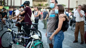 Restricţiile anti-COVID se întorc. Măsuri severe în Sydney şi reintroducerea măştii în Los Angeles