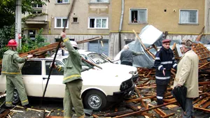Pompierii bucureşteni au intervenit la peste 80 de solicitări în urma furtunii din Capitală