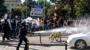 Bilanț după violențele din Piața Victoriei: 47 de persoane au fost duse la poliție, zece jandarmi răniți și amenzi de 21.500 de lei