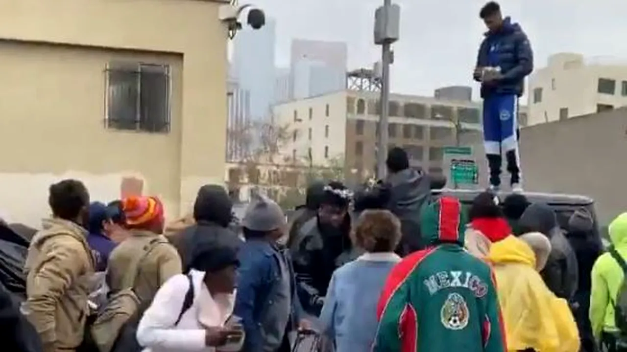 Momentul în care un rapper împarte teancuri de bani oamenilor din cel mai sărac cartier din Los Angeles, în Ajunul Crăciunului