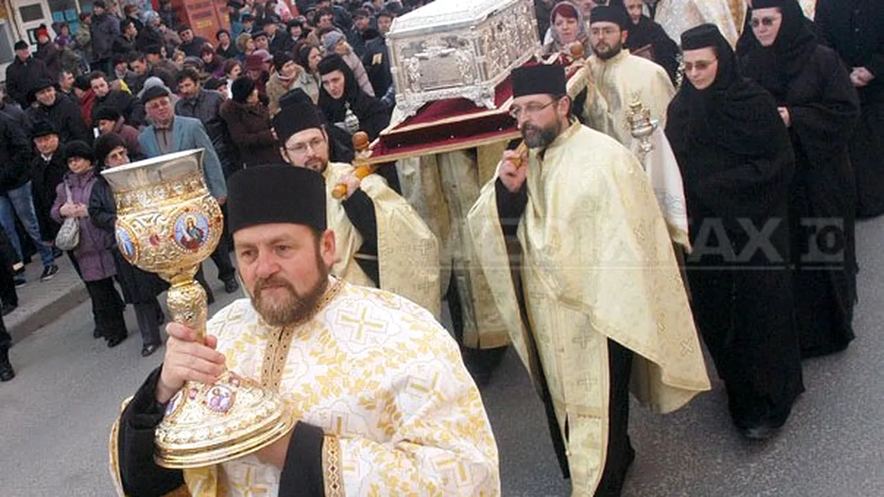 Vaslui: Mii de credincioşi, în pelerinaj la racla cu veşmintele Cuvioasei Parascheva