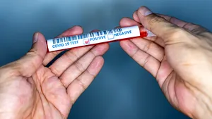 Caz îngrijorător: Teste Covid furate, făcute acasă şi falsificate de o infirmieră şi partenerul ei 