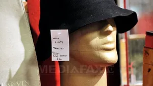 O pălărie a lui Michael Jackson, vândută la licitaţie pentru 17.500 de euro