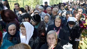 REPORTAJ: Sute de preoţi şi mii de enoriaşi, la moaştele Sfântului Dimitrie cel Nou - FOTO