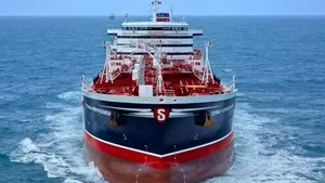 Primele IMAGINI din interiorul petrolierului sub pavilion britanic capturat, în care apar membri ai echipajului 