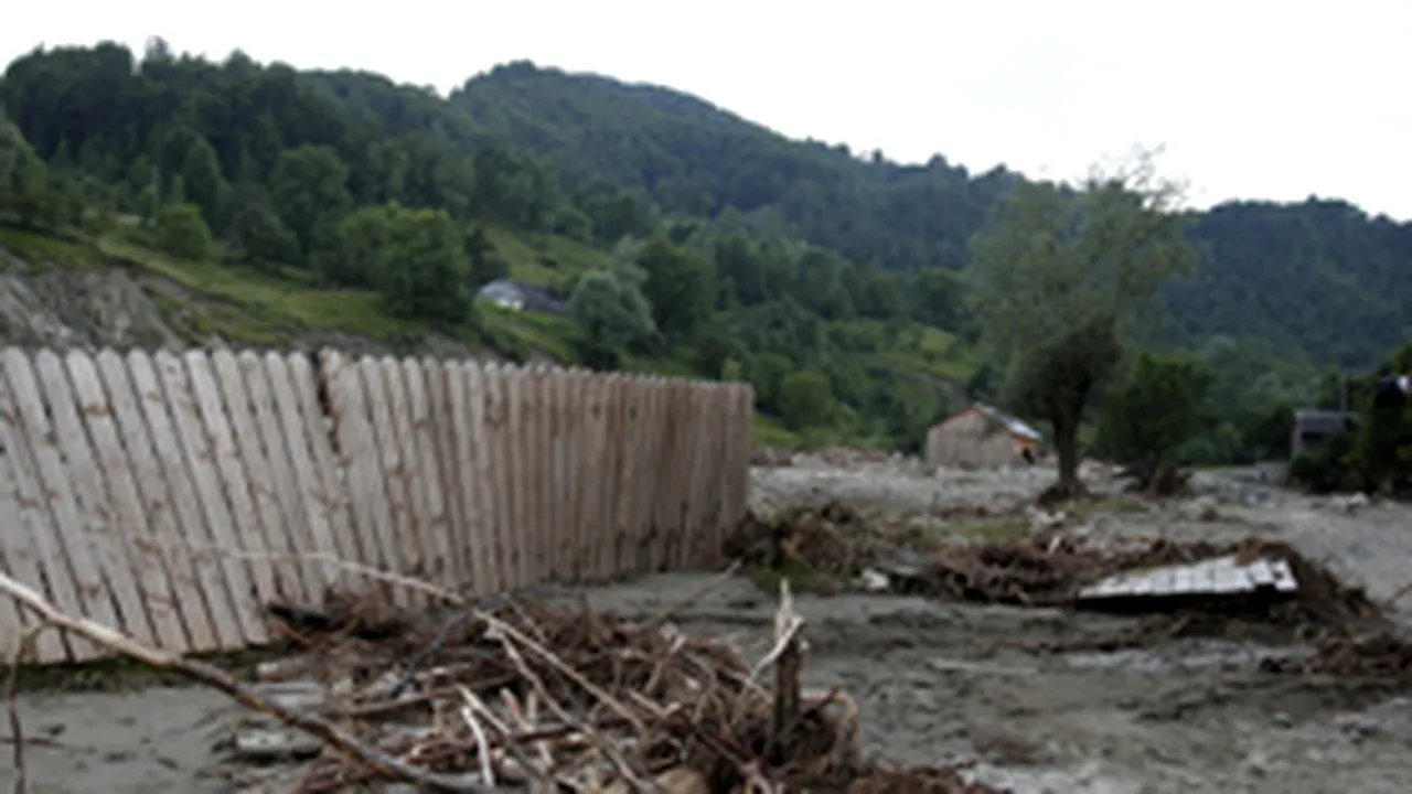 Vrancea: trei morţi, un dispărut, zeci de familii evacuate din case
