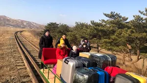 Un grup de diplomaţi ruşi a părăsit Coreea de Nord cu o drezină acţionată manual