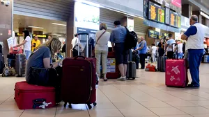 GREVA controlorilor de trafic aerian, redusă la o oră jumătate: 18 zboruri au avut întârzieri/ ROMATSA anunţă continuarea negocierilor: Nu vrem să ajungem la grevă generală
