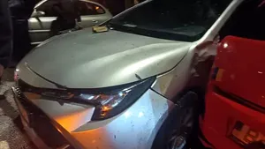 Opt mașini parcate în Capitală, lovite de un vehicul scăpat de sub control