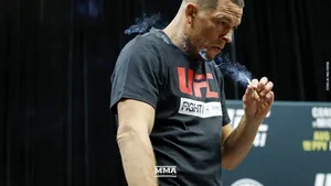 Starul UFC Nate Diaz a fumat o ţigară cu cannabis, în timpul unui antrenament public