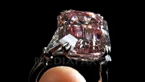 Un diamant roz extrem de rar, care nu a mai fost văzut de 30 de ani, scos la licitaţie