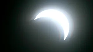 Eclipsă parţială de soare, vizibilă în România