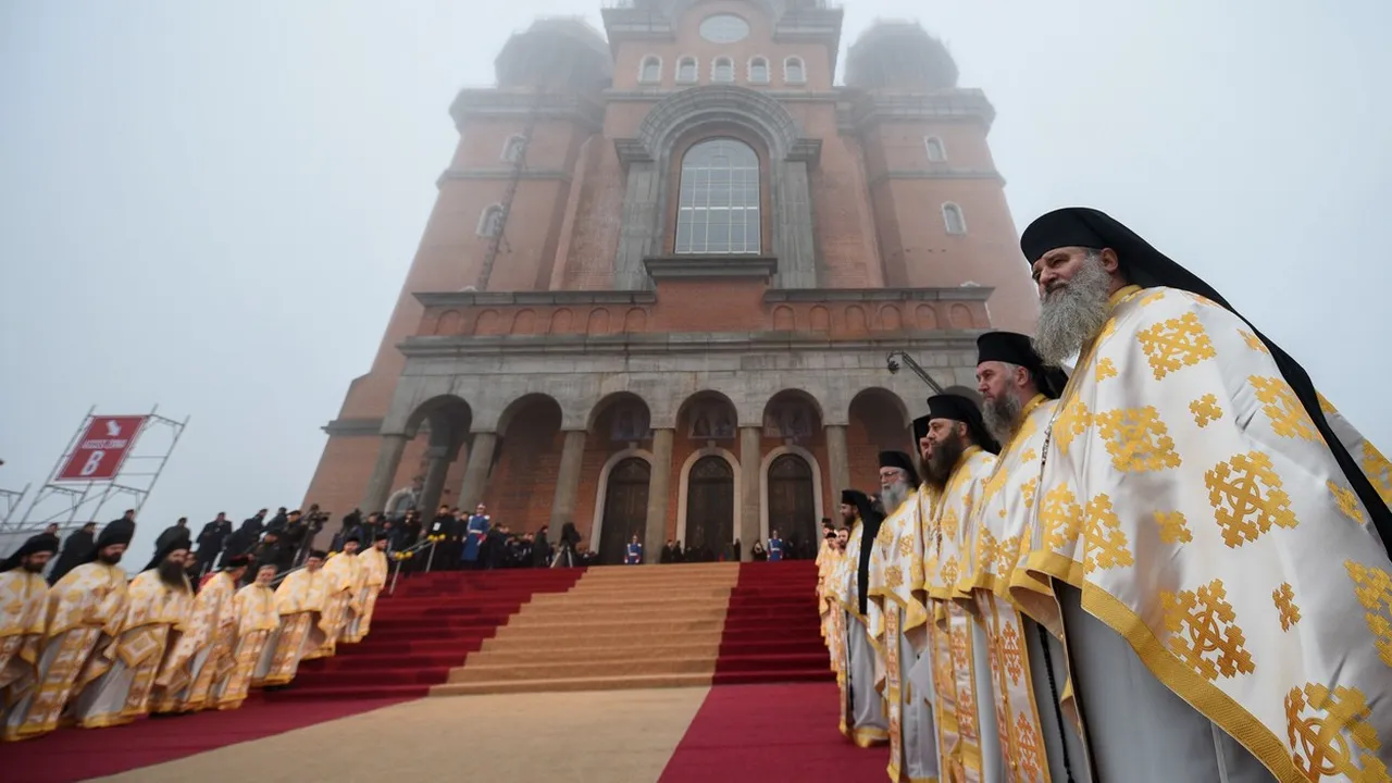 Primăria Capitalei vrea să taie zeci de milioane lei de la biserici: Câţi bani pierde Catedrala Mântuirii Neamului