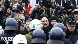Marşul neonaziştilor din Dresda, blocat în premieră de mii de contramanifestanţi - GALERIE FOTO