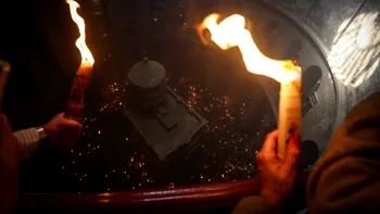 RELIGIE Sfânta Lumină s-a pogorât la Biserica Sfântului Mormânt din Ierusalim. Când va ajunge în România
