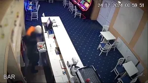 Un tânăr a comis un jaf într-o sală de jocuri din Cluj-Napoca utilizând un pistol de jucărie