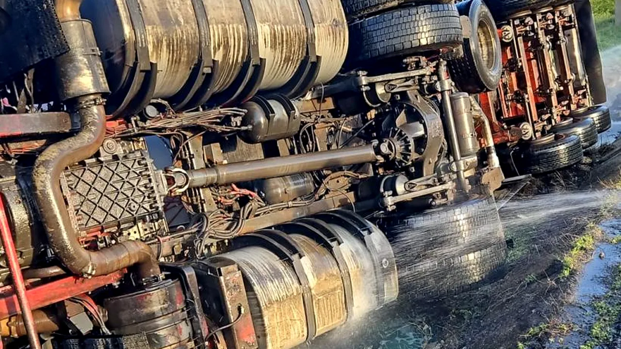 O autocisternă cu etanol, implicată într-un accident la Mărăşeşti. Zona a fost izolată