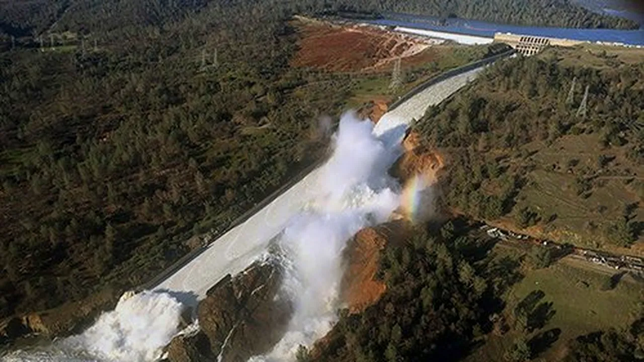 Cel puţin 188.000 de persoane, evacuate din cauza unei probleme la cel mai înalt baraj din statul american California