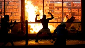 Proteste în flăcări în SUA. Los Angeles şi Minneapolis, scene ale violenţelor după ce un poliţist a provocat moartea unui bărbat de culoare. FOTO