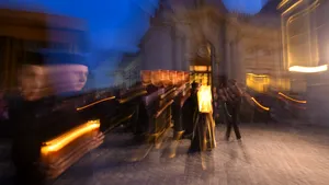 La ce oră începe Slujba de Înviere în acest an? Lumina Sfântă ajunge sâmbătă seara în țară