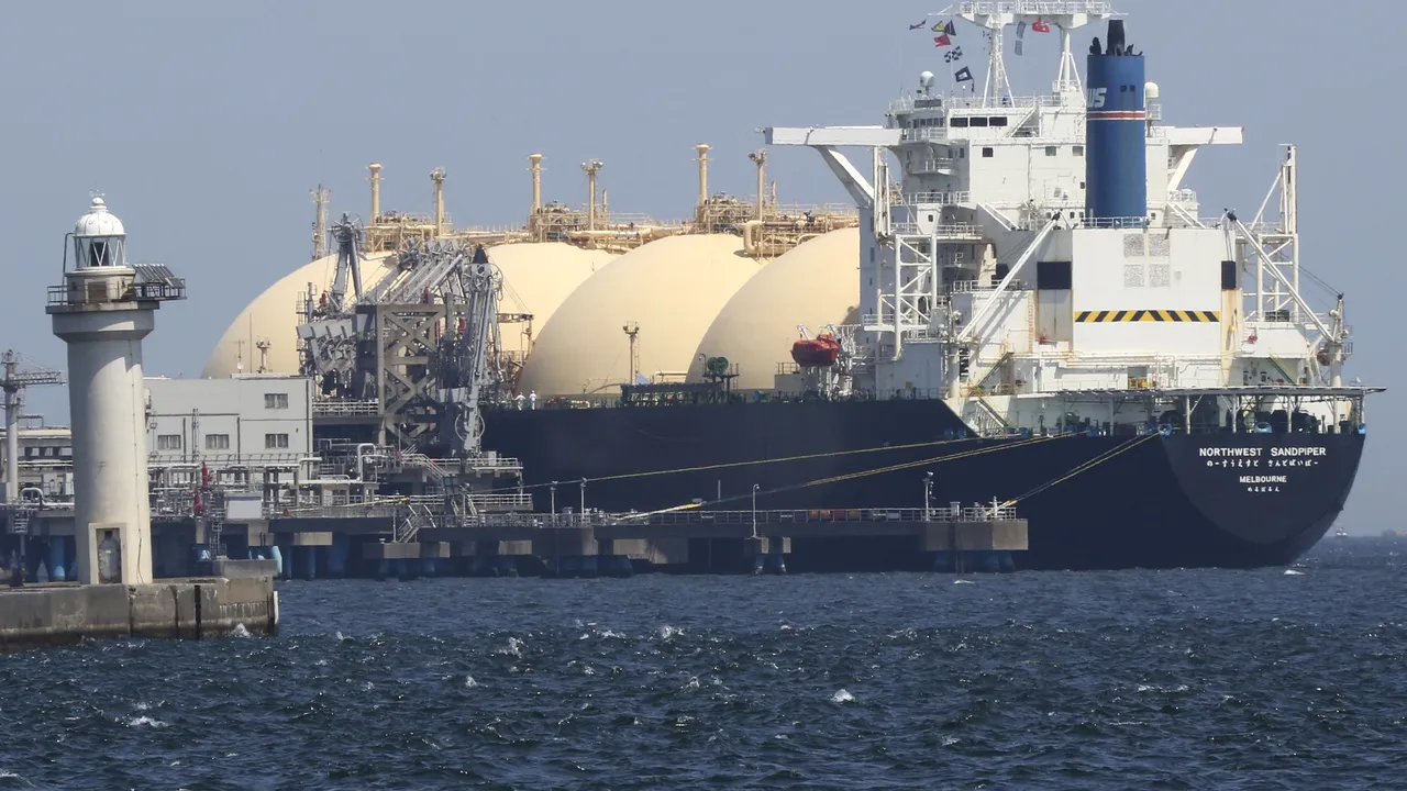 Zeci de nave încărcate cu GNL stau la coadă în largul coastelor europene, neputând să descarce