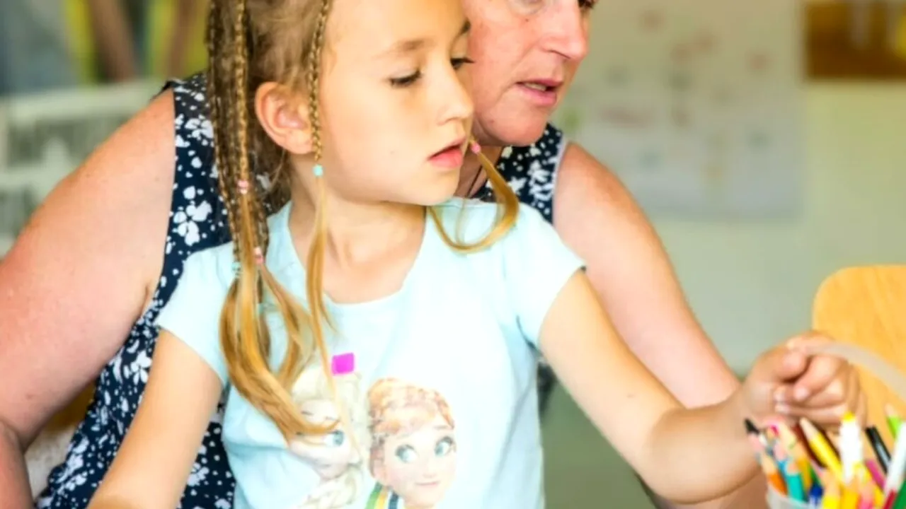 Paște fără părinți. Jumătate dintre românii care lucrează în străinătate nu vin acasă, la copii, de sărbători