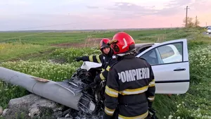 Accident pe DN 6: Mașină ieșită de pe carosabil și izbită de un stâlp. O femeie și un copil au ajuns la spital