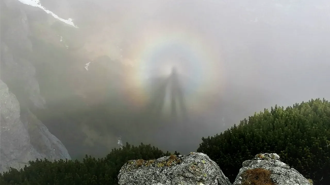 Imagini rare în Munţii Bucegi: umbra unui om a fost proiectată pe un nor şi pe ceaţă