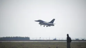 MApN: Încǎ o escadrilă de aeronave F-16 Fighting Falcon execută misiuni de Poliție Aeriană