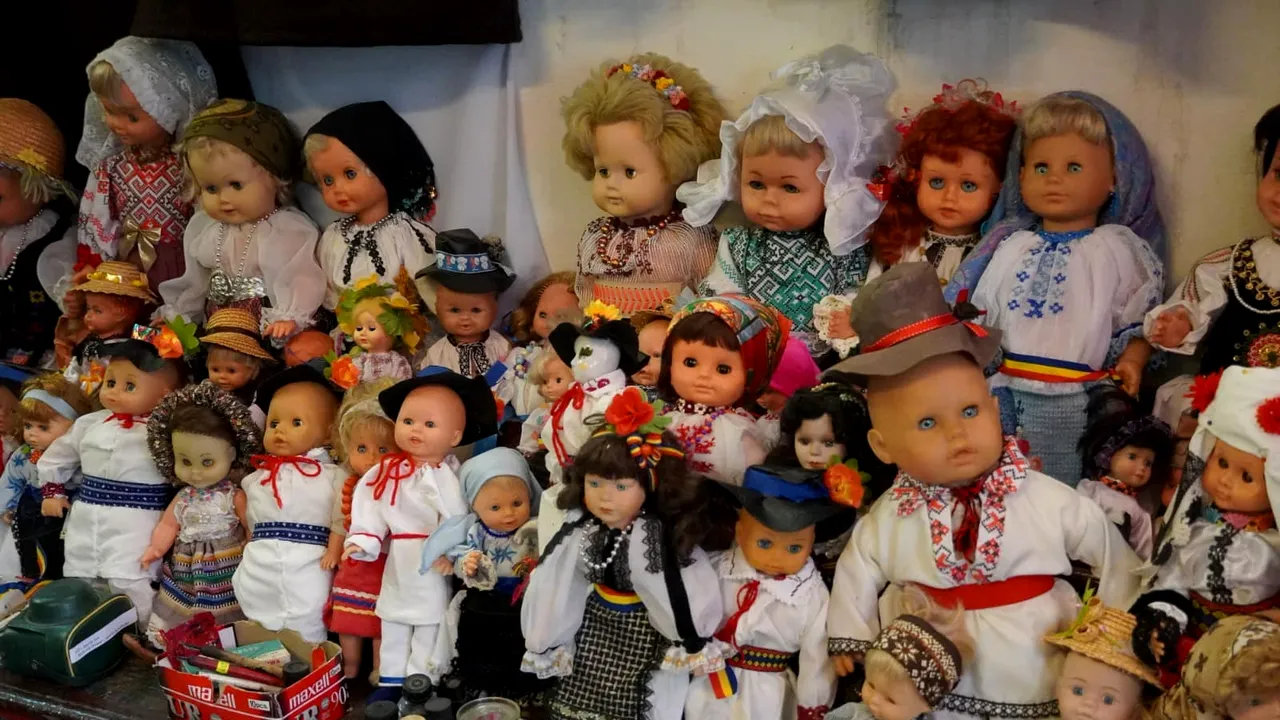 Şi-au îmbrăcat cele 300 de păpuşi în costume populare din 46 de sate