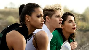 Weekendul la cinema. Noii îngeri ai lui Charlie, un dependent de telefon şi pompieri care devin bone. VIDEO