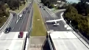 ATERIZARE forţată pe o autostradă, surprinsă de camere de luat vederi - VIDEO