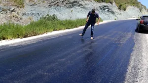 FOTO | Asfaltul se topeşte, la propriu, sub picioare, în Turcia, din cauza valului de căldură din Africa de Nord