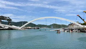 Momentul în care un pod din Taiwan se prăbuşeşte peste mai multe bărci de pescuit: Şase persoane au fost grav rănite | FOTO, VIDEO