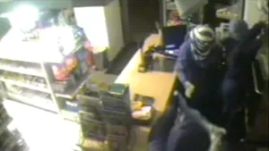 Cinci tineri din Bucureşti jefuiau magazine în mai puţin de un minut. Vezi imagini de la camera de supraveghere