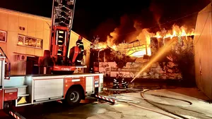 Intervenţia pompierilor la depozitul din Afumaţi a ţinut toată noaptea