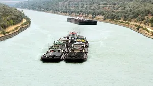 Navigaţia pe Dunăre, închisă la intrarea în România, din cauza vântului puternic