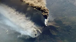 Etna, cel mai mare vulcan activ din Europa, a ERUPT din nou/ IMAGINI spectaculoase
